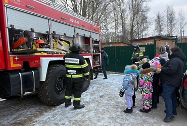 Работники ГКУ МО «Мособлпожспас» побывали в гостях у дошколят из Лотошинского округа
