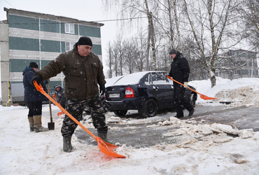 Лотошинские коммунальщики почистили от снега и льда парковку в посёлке Кировский