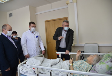 Александр Шагиев пообщался с бабушкой из Судниково, находящейся на лечении в Лотошинской больнице