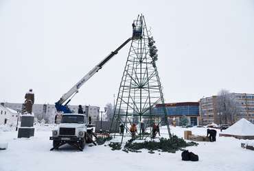На центральной площади посёлка демонтировали главную новогоднюю ёлку округа