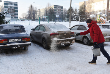 Лотошинские коммунальщики посыпали соляной смесью проезды, тротуары и парковки на Западной улице