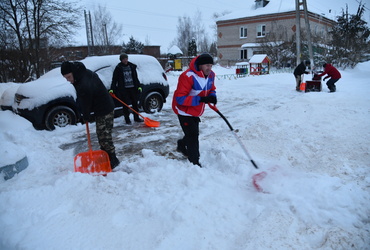 Лотошинские коммунальщики и волонтёры борются с последствиями ночного снегопада