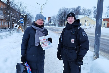 Сотрудники Отделения патрульно‑постовой службы полиции ОМВД России «Лотошинский» провели профилактические беседы с жителями