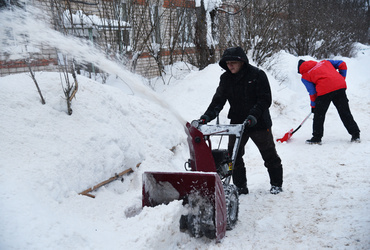 Лотошинские коммунальщики почистили от снега дворы и парковки на Ветеринарной улице