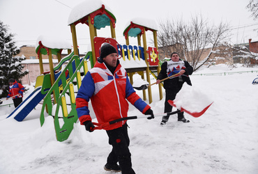 Лотошинские волонтёры почистили от снега детскую площадку и придомовую территорию на улице Калинина