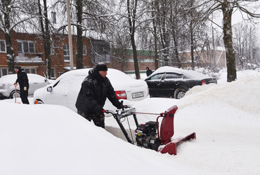Лотошинские коммунальщики почистили от снега дворы и детскую площадку в Ушаково
