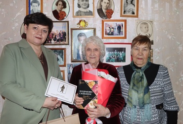 Жительницу поселка Лотошино поздравили с юбилеем