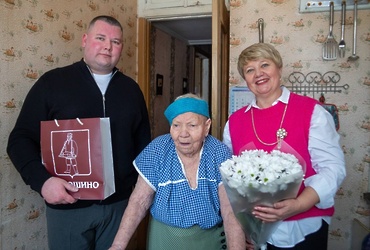 Поздравительный адрес от Президента РФ вручили жительнице д. Урусово по случаю Дня рождения