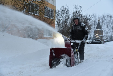 Рабочие лотошинского «Благоустройства» почистили от снега двор дома 25 по Центральной улице