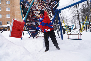 Волонтёры Подмосковья почистили от снега площадку «Космос» в центре Лотошино