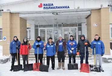 Лотошинские «молодогвардейцы» почистили от снега вход в главную больницу округа