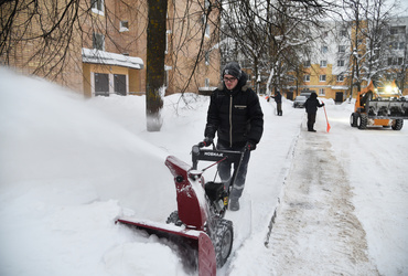 Лотошинские коммунальщики привели в порядок после снегопада двор на Центральной улице