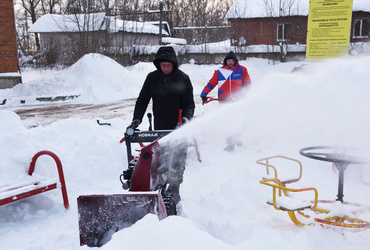 Лотошинские коммунальщики почистили от снега район многоквартирных домов на улице Рогова
