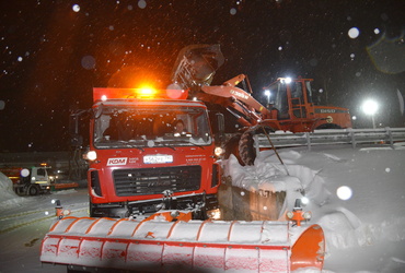 Лотошинские дорожники встречают ночь во всеоружии – на трассы вышли 9 машин, 3 трактора и 4 службы