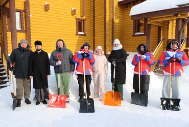 В Лотошино продолжается совместный субботник по уборке снега