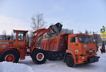 Дорожники приступили к очистке улиц от снежных куч — на снегосвалку уже вывезли 1100 кубов снега