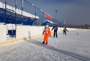 В минувшие выходные на ледовых площадках в деревнях Введенское и Ушаково прошли детские соревнования по конькобежному спорту