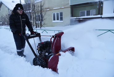 Лотошинские коммунальщики почистили от снега район трёх многоквартирных домов на 1‑й Комсомольской улице