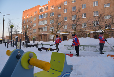 Волонтёры  почистили от снега детскую площадку в центре Лотошино