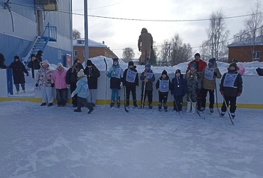 8 февраля в поселке Кировский на хоккейной площадке состоялись конькобежные соревнования для детей