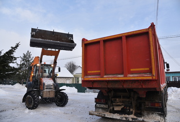 Лотошинские коммунальщики убирают и вывозят снег с Парковой улицы