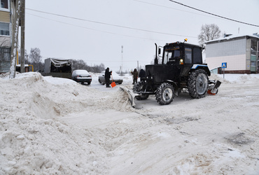 Лотошинские коммунальщики почистили от снега и льда парковку и двор в Ушаково