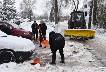 Коммунальщики почистили от снега парковки и проезды возле двух многоквартирных домов в центре Лотошино