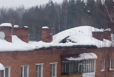 Аварийные службы приступили к ликвидации последствий проседания кровли на доме в Новолотошино
