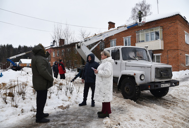 Коммунальщики и пожарные продолжают ликвидировать последствия обрушения части кровли дома в посёлке Новолотошино