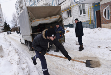 Рабочие «Благоустройства» посыпали соляной смесью тротуары и проезды на «Семи ветрах»