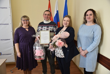 На оперативном совещании вручили дополнительную социальную выплату многодетной семье и обсудили планы на рабочую неделю