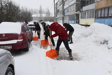 Лотошинские коммунальщики с раннего утра вышли на борьбу со снегопадом