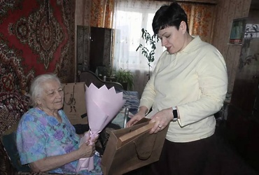 Жительницу поселка Кировский поздравили с 85‑летием.