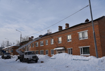 Коммунальные службы ликвидируют последствия обрушения кровли на многоквартирном доме