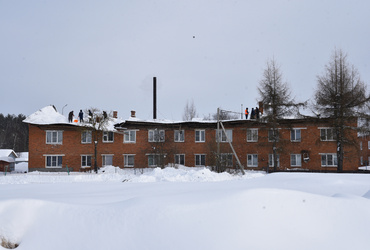 Лотошинские коммунальщики вместе со специалистами из области продолжают ликвидировать последствия обрушения кровли