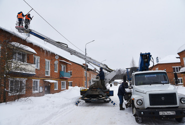 Лотошинские коммунальщики чистят крыши многоквартирных домов от снега