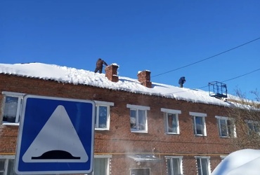 Лотошинские коммунальщики чистят крыши и козырьки многоквартирных домов от снега