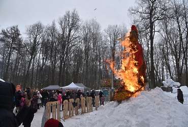 В Лотошинском парке песнями, плясками и народными забавами проводили зиму и отпраздновали Масленицу