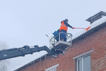 Лотошинские коммунальщики продолжают очищать крыши многоквартирных домов от снега