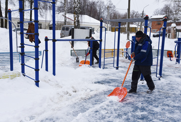 Лотошинские коммунальщики почистили от снега детскую площадку в деревне Ушаково