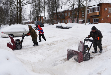 В деревне Ушаково сотрудники «Благоустройства» убрали снег на парковках и во дворах