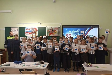 Сотрудники Госавтоинспекции и школьники сделали подарки для пап своими руками