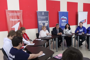 Будущее за молодыми: Сергей Сретинский встретился с молодежным активом Лотошино