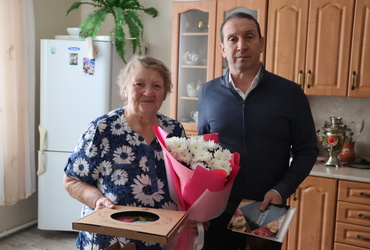 Жительницу поселка Кировский поздравили с 80‑м днём Рождения.