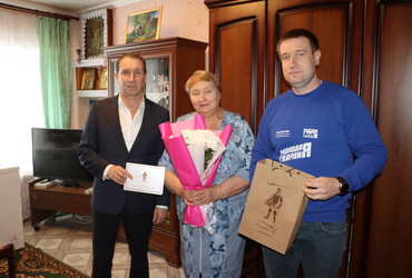 Жительницу поселка Лотошино поздравили с 80‑м днем Рождения