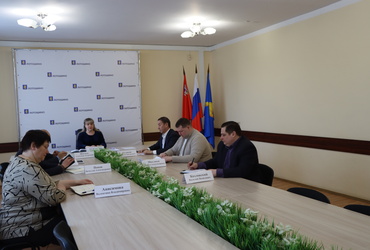 На оперативном совещании глава округа вручила юноше паспорт РФ