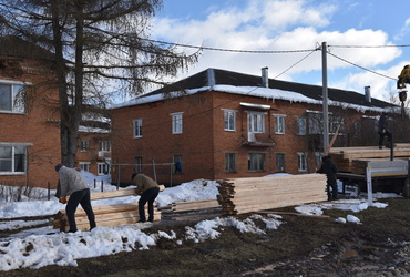 На пострадавший в результате частичного обрушения кровли дом в Новолотошино начали завозить стройматериалы