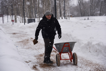 Коммунальщики убрали снег и подсыпали пескосоляной смесью дорожки и тротуары в Микрорайоне посёлка Лотошино