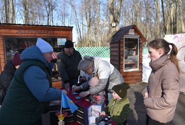 Весна, цветы и комплименты — в Лотошинском парке отпраздновали Международный женский день