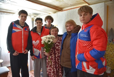 Активисты Единой России поздравили женщин с праздником